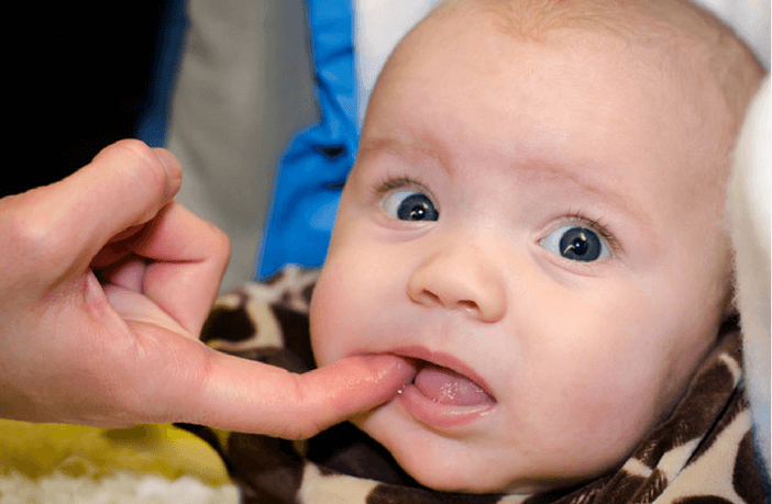 11 Home Remedies to soothe the painful gums during teething
