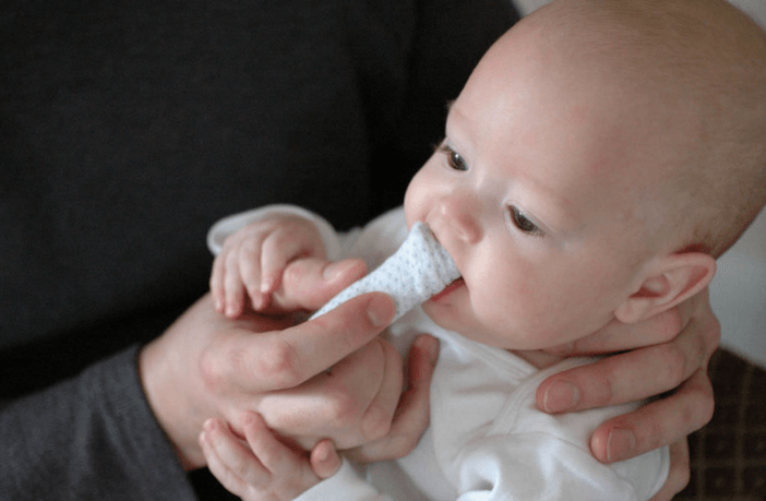 11 Home Remedies to soothe the painful gums during teething