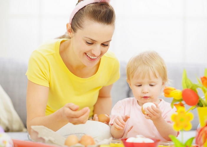 babies eating solid foods