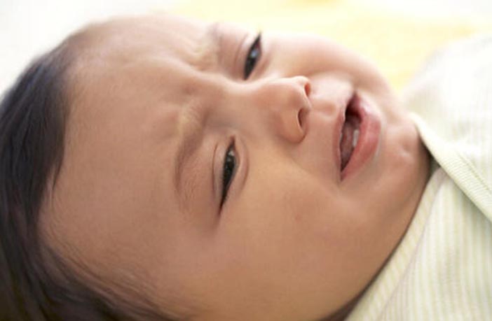 शिशु के रोने के कारण व शांत कराने के ५ असरदार उपाय
