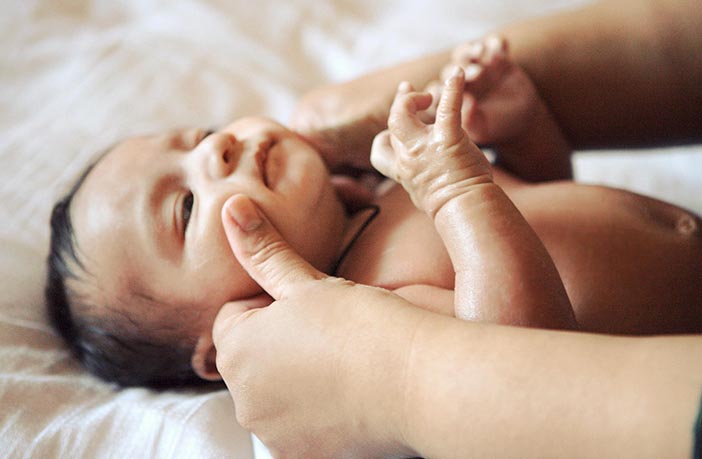 शिशु के रोने के कारण व शांत कराने के ५ असरदार उपाय